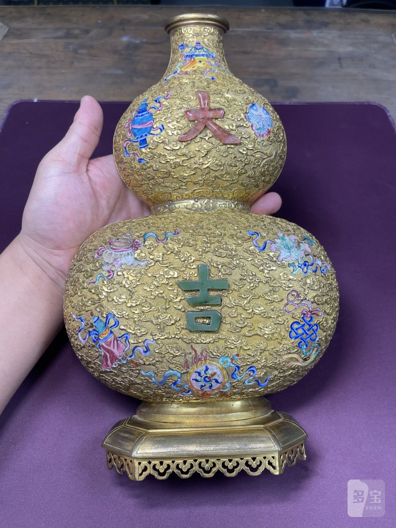 清乾隆 御製铜鎏金画珐琅八宝嵌玉大吉葫芦壁瓶一对 - 图3